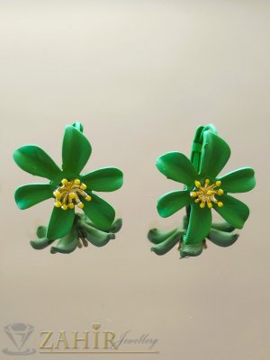 Уникални олекотени метални обеци цветя в цвят тревисто зелено мат с позлатени тичинки, размер 2,5 на 2,8 см, френско закопчаване- C1054
